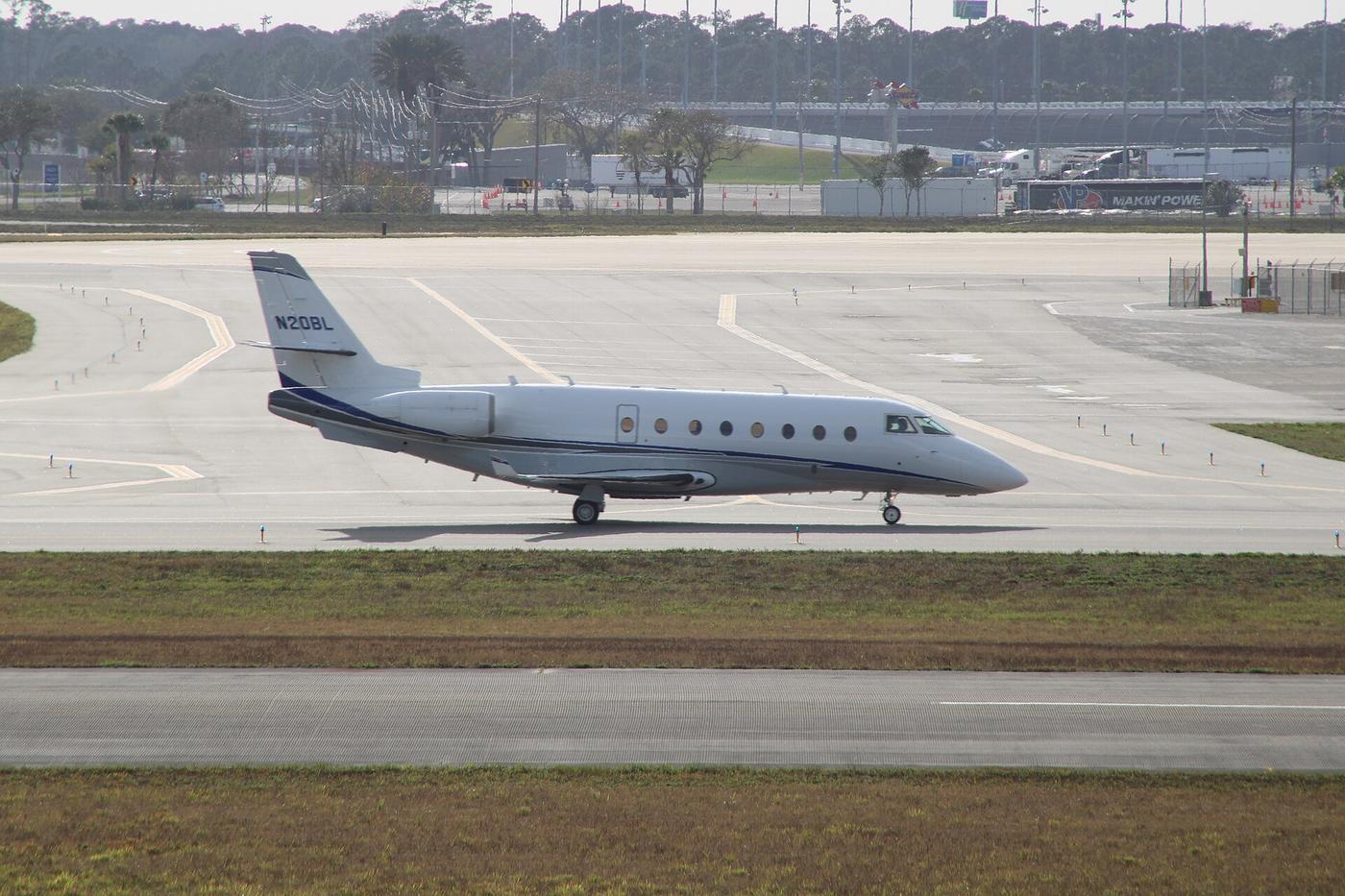 Gulfstream G200 — Super-Midsize Jet